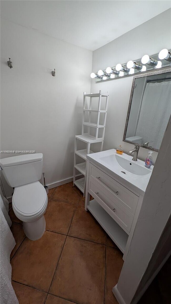 Building Photo - 2600 NE 135th St