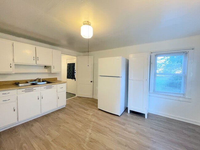 Building Photo - Remodeled 1 bedroom home