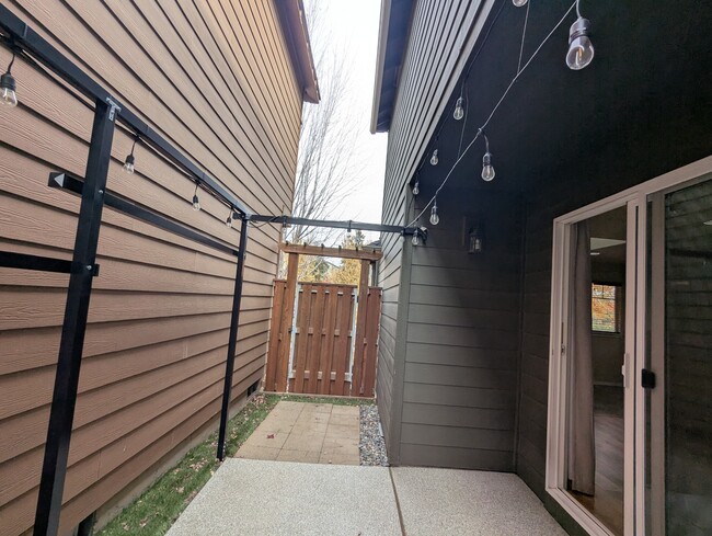 Building Photo - 20565 Sun Meadow Way