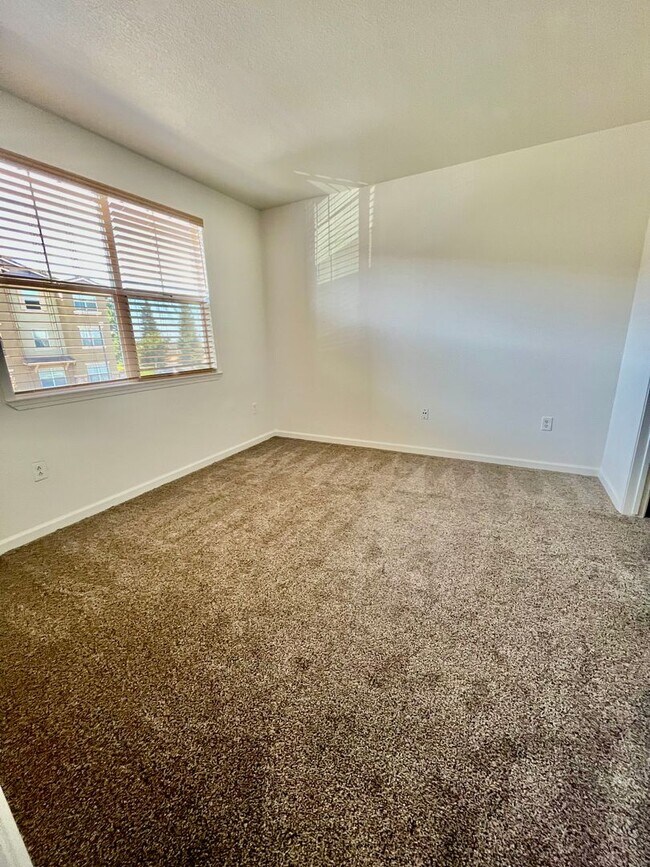 Building Photo - Remodeled 2 Bedroom, 2 bathroom Condo in W...