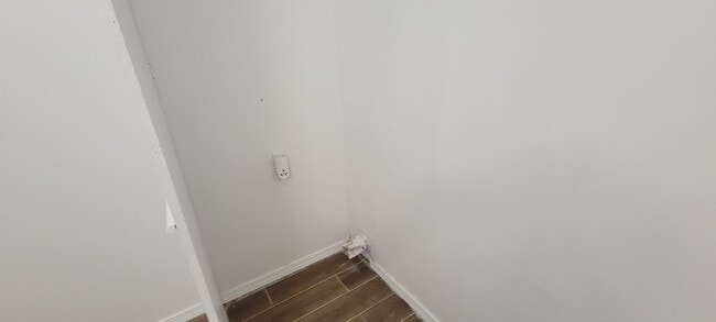 Building Photo - GREAT LARGE HOME