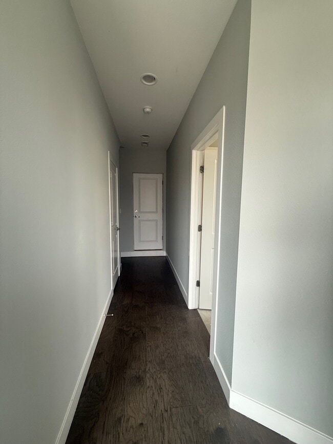 Building Photo - 2030 E 20th Ave