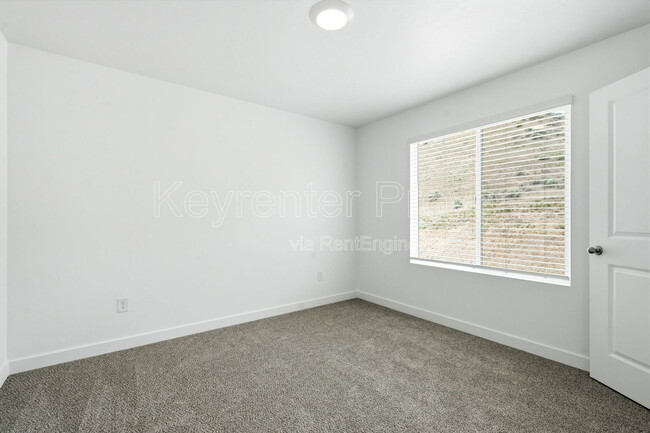 Building Photo - 371 E Levengrove Dr