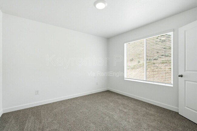 Building Photo - 371 E Levengrove Dr