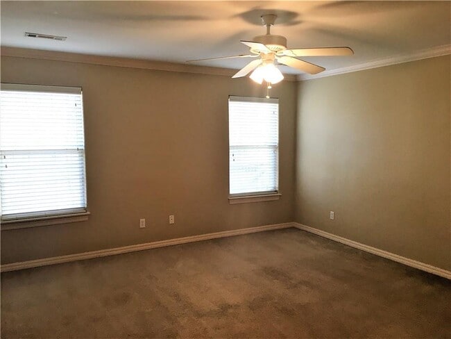 Building Photo - 1806 Knollcrest Cir