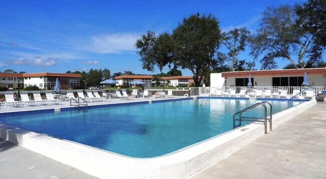 Building Photo - (55+) 2/2 Furnished Condo in Jensen Beach