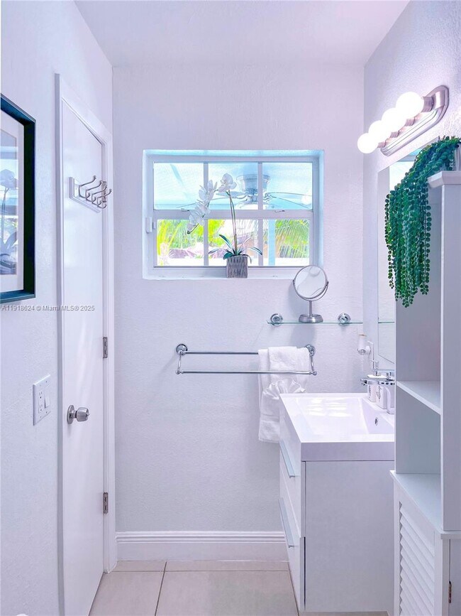 Building Photo - 4420 NW 30th Ct