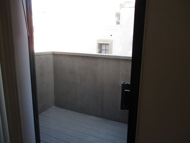 Building Photo - Woodlands in La Jolla  2 bedroom 1 bath to...
