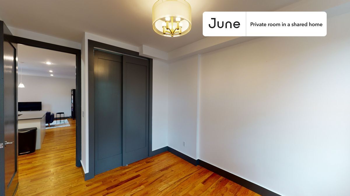 Building Photo - Private bedroom in 5 bed/2 bath Home