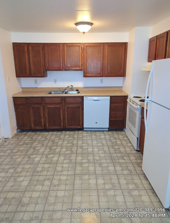 Building Photo - Across the street from the Light Rail!