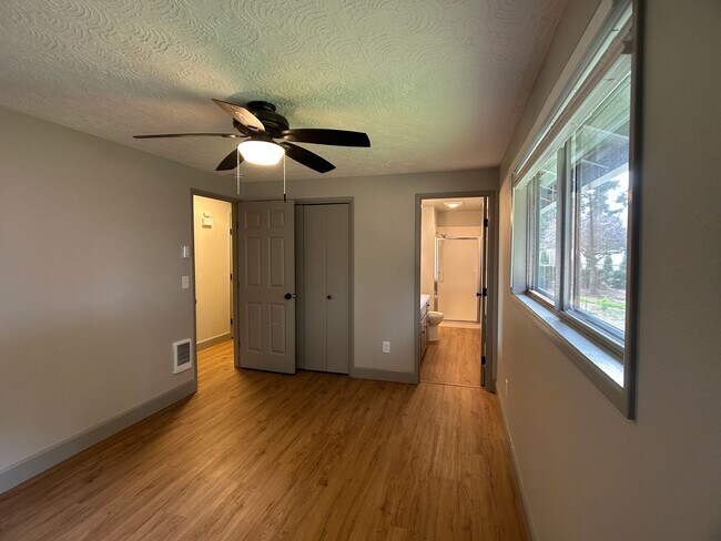 Building Photo - 5500 NE 41st Ave