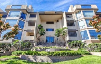 Building Photo - 2 Bedroom 2 Bath Bay Park Condo with Stunning Mission Bay Views!!