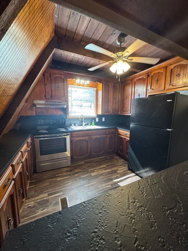 Building Photo - 3938 Cloverdale Rd