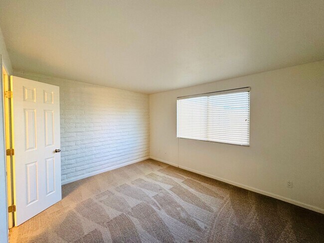 Building Photo - Beautiful Townhome in Great Eastside Location