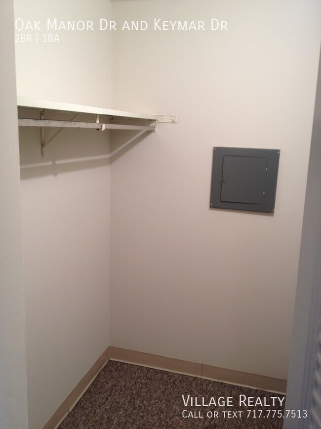 Building Photo - Top Floor! Most utilities included! Large ...