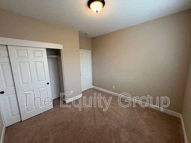 Building Photo - 3116 W Buena Vista Ave