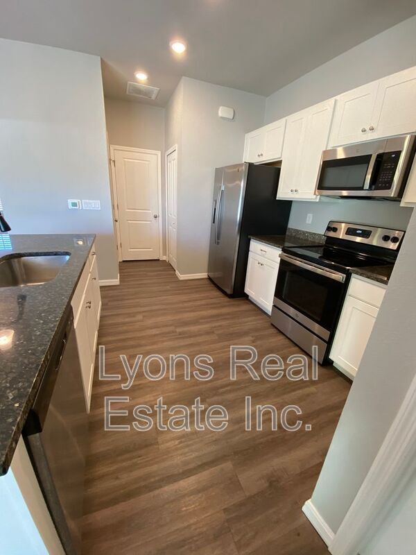 Building Photo - 2497 Cortland Ave