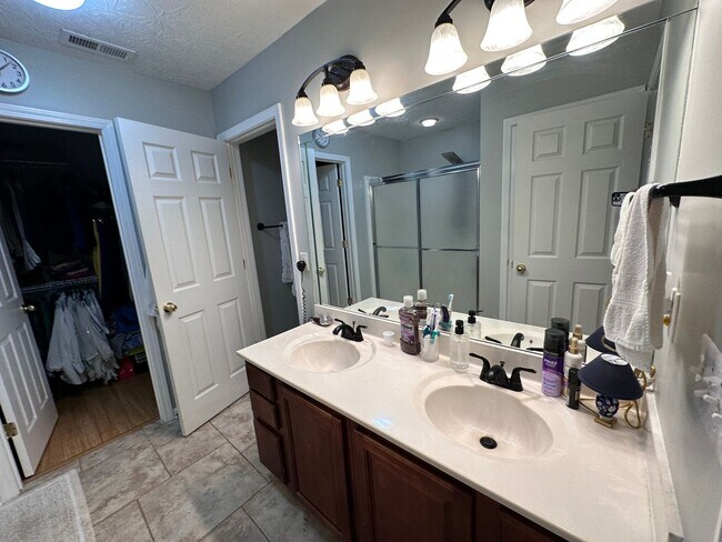 Building Photo - COMING SOON! Beautiful Single Family House with 3 BR and 2 Baths! All Electric, Garage
