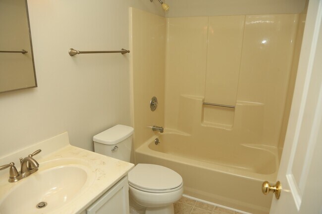 Building Photo - 3 Bedroom Townhouse in Minor Hill