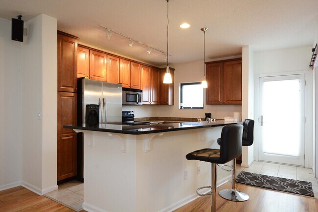 Building Photo - 2-Bed, 3-Bath Townhouse in a Great Location!