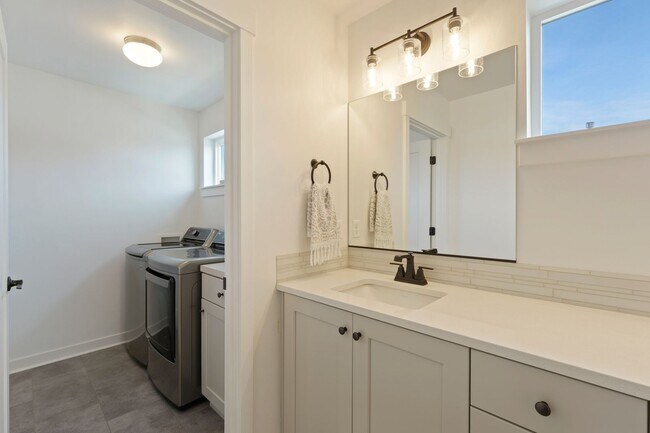 Building Photo - Pahlisch Townhome