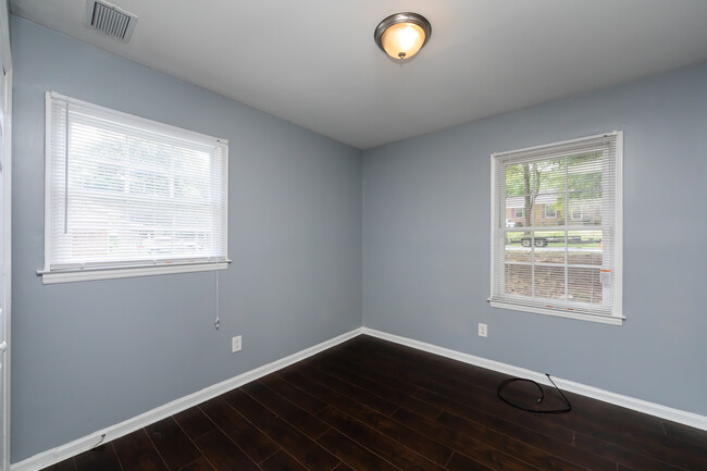 Building Photo - 4713 Belle Plaine Dr