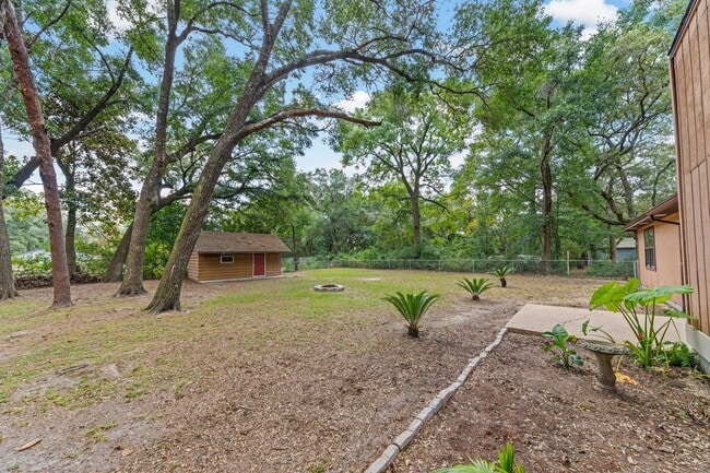 Building Photo - 3 Bedroom in Desirable Location!