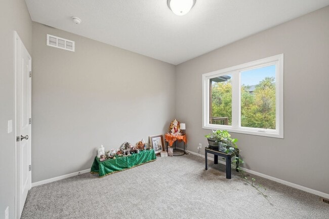 Building Photo - Awesome 4 Bedroom LIKE NEW!