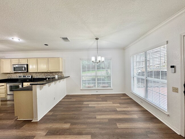 Building Photo - Big 4 Bedroom Home in Stone Oak!