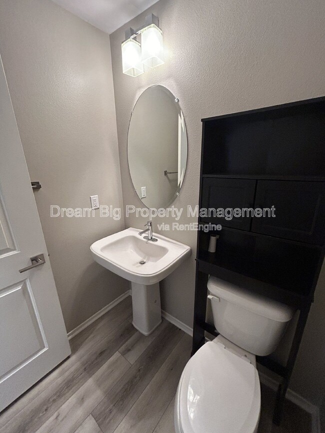 Building Photo - 609 Savi Dr
