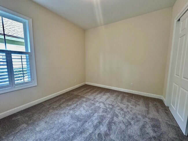 Building Photo - Beautifully Maintained Three Bedroom Home ...
