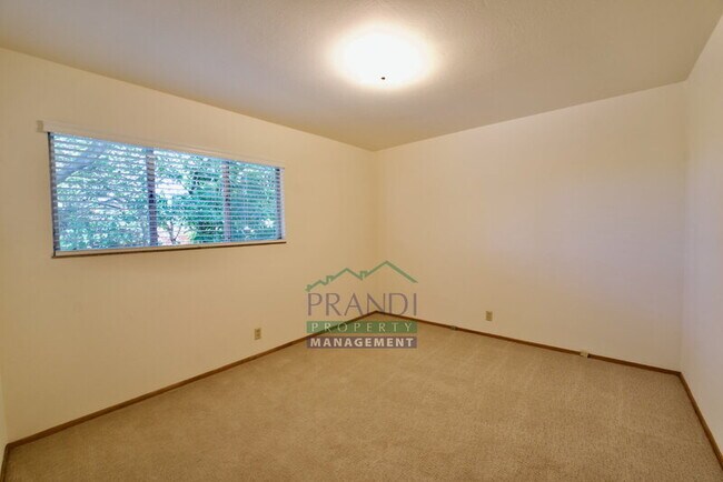 Building Photo - 868 Las Pavadas Ave