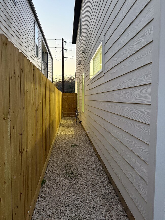 Building Photo - 9005 Comal St