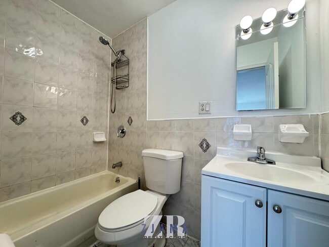 Building Photo - 440 Midwood St