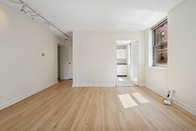 Building Photo - 253 E Delaware Pl