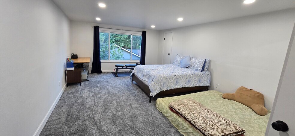 Large Guest bedroom 4 - 1st floor - 14209 NE 63rd Ct