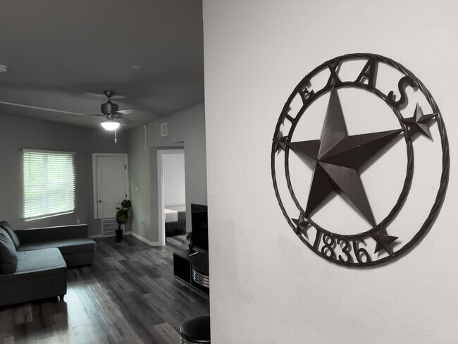 Building Photo - Furnished Room in West Campus – Walk to UT