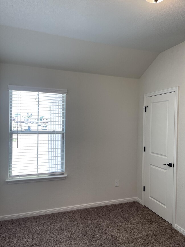 Building Photo - 2202 Sandlewood Cv