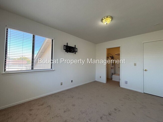Building Photo - 136 Dayton Village Pkwy