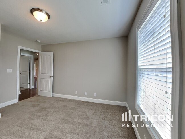 Building Photo - 616 Hollow Crst