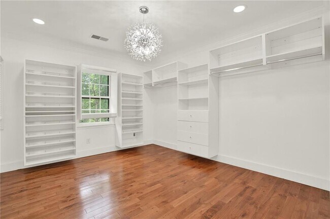 Building Photo - 3270 Brookview Dr