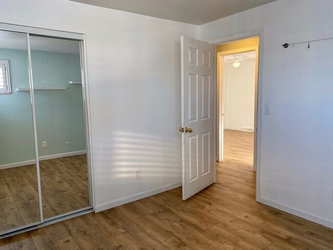 Building Photo - Spacious Tri-Level Home Featuring 4BD/2.5B...