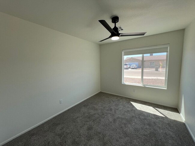 Building Photo - NEWER 3 BEDROOM HOME!