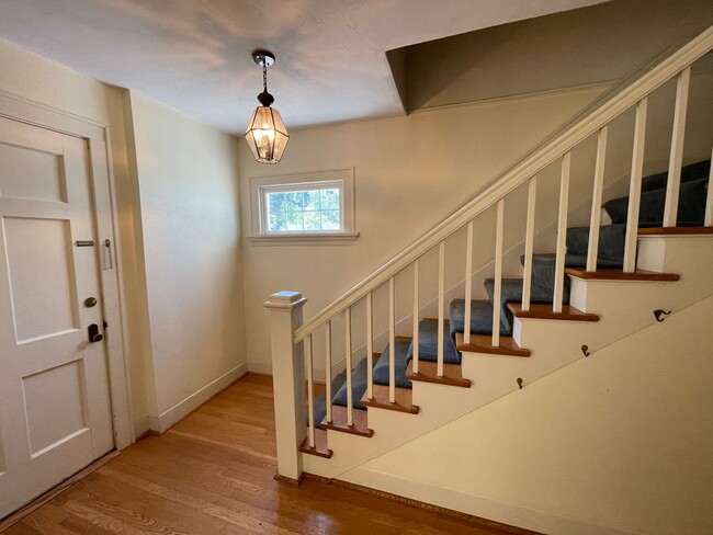 Building Photo - 4 bed/2 bath premier near UO Campus home w...