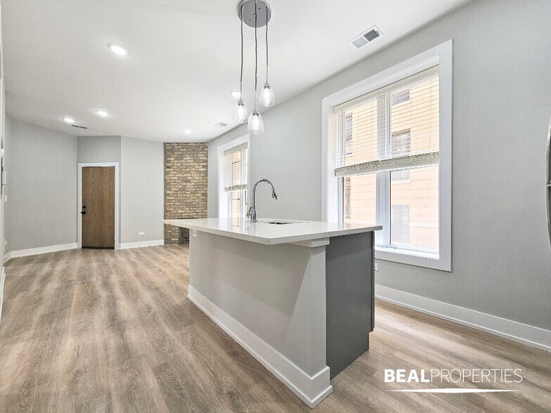 Building Photo - 428 W Belden Ave