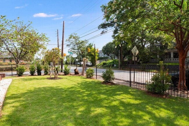 Building Photo - 564 Parkway Dr NE