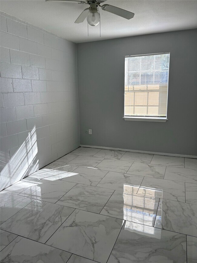 Building Photo - 149 Emerald Dr