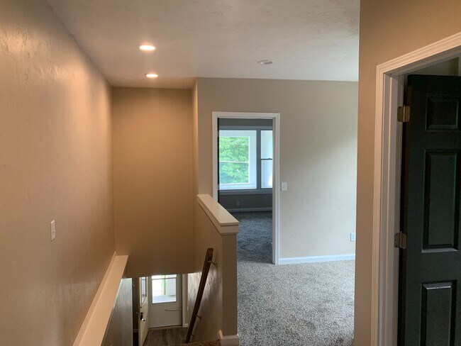 Building Photo - 321-321 Caroline St