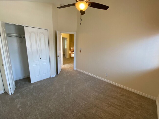 Building Photo - 4 Bed 2 1/2 Bath Home in Sandy