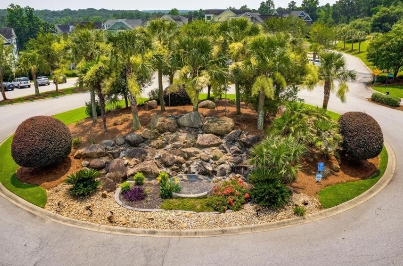 Beautifully maintained landscaping - 144 Breezes Dr